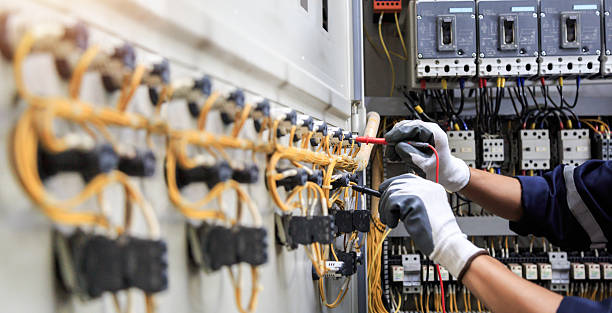 Professional Electrician technician working in Oakbrook, KY